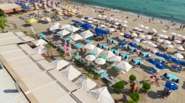 4K 'da kumlu kıyıların, sakin havuzların ve yeşilliklerin yanında yelken açan yatlarla Alanya' nın sahil cazibesini deneyin..