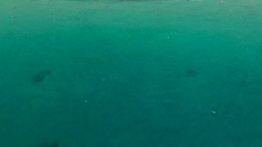 Alanyas mavi sahili, deniz yolculuğu için mükemmel bir yer, plajda güneşlenmek, ve havuzlarda yüzmek, 4K 'da güzel bir çekim yapmak için..