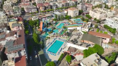 El değmemiş plajları ve lüks yatları olan Alanyas sahil şeridine kaçmak, her biri 4K 'da yakalanan cennetin bir kartpostalı..
