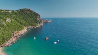 Deniz kenarındaki büyüleyici havuzlarla Alanya 'nın boş zamanlarının tadını çıkarın. Tatilin özünü 4K' da yakaladınız..