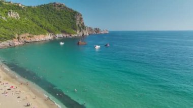 Yat üstünde süzülür, denizde süzülür, yaz güneşinin altında güneşlenir, 4K 'da ışıl ışıl parlar..