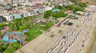 Denizin boş vakitlerle buluştuğu el değmemiş plajların yakınındaki yatların görüntüsüyle yaz mevsimine yelken açacağız. Hepsi 4K 'da çekilecek..
