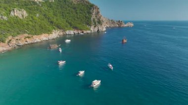 Denizcilik cennetine dalarız yatları altın kumlar üzerinde yüzer, yaz neşesinin özü 4K 'da çekilir..