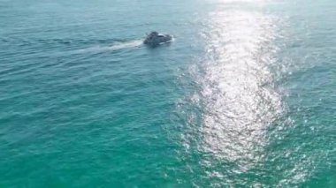 Okyanusa dalmak, yatlarla gezmek, güneşli plaj günlerinde tembellik etmek, hepsi 4K 'da canlı olarak gösteriliyor..