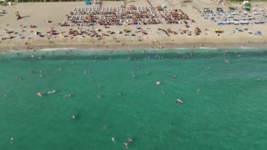 Denizin güneşle buluştuğu sahile git, 4K 'daki doğal ve lüks güzelliğin buluşma noktası..