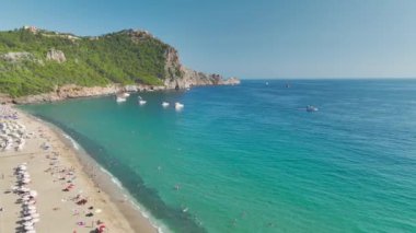 Yazın çağrısına yelkenlerle ve plajlarla cevap ver. Güneşin tadını çıkar. Her güneşli detay 4K 'da yakalanır..