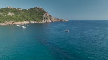 Denizde seyreden yatlar, yaz güneşinin altında parlayan plajlar, hepsi çarpıcı bir şekilde 4K 'da yakalandılar..