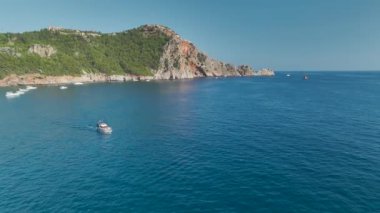 Güneşli plajlarda gezinen yatlarla deniz maceralarına dalmak, canlı 4K ile gösterilen mükemmel bir yaz sahnesi..