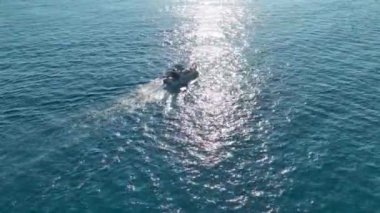 Okyanuslardaki mücevherler, yatlar altın kumların arasından süzülürken, yazın sükuneti 4K 'da yakalanır..
