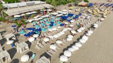 Denizdeki altın saati yakala, yatlar ve yumuşak ışığın altında parıldayan plajlarla, canlı 4K ile sergilenen.
