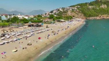 Deniz kenarındaki zarafetin tadını çıkarın, güneşli sahillerde gezinen yatlar, yaz güzelliğinin bir göstergesi, çarpıcı 4K.