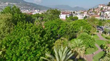 Alanya üzerinde bir teleferikle süzülür çarpıcı manzaraların ve denizin üzerinde süzülür, 4K 'da güzel bir şekilde yakalanır..
