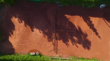 Tozlu düelloların çakıllı tenis kortunda açılışını izleyin. Oyuncular her noktada izlerini bırakırlar. 4K 'da güzel bir şekilde çekilmiştir..