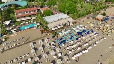 Gök mavisi denizin kumlu plajla buluştuğu yerde, güneşin öptüğü kıyılarda harikalar yaratıyor..