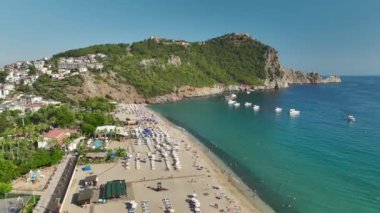 Deniz mutluluğunu keşfedin, bereketli plajlarda yelken açan yatlarla, 4K 'da çekilen yaz tatilinin özeti..