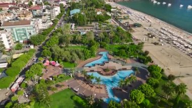 Güneş ışığıyla yıkanmış mükemmel bir yaz gününün tadını çıkar. Deniz mavisi dalgalar parlıyor, 4K 'da güzel bir şekilde çekiliyor..