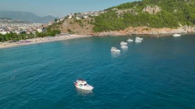 Gök kubbesinin denizle buluştuğu, 4K 'da yakalanan, gökteki deniz kıyılarında gezinen yatlarla gökyüzü inzivasına çekileceğiz..