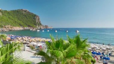 Huzurlu kıyılara demirlemiş yatlarla sahil kenarı sükuneti bul, 4K 'da saklanmış yazın dinginliğini..