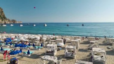 Güneş, deniz, yelken yolculuğu, güneşle öpülmüş plajlar boyunca bir yat macerası, 4K 'da yazın özü..