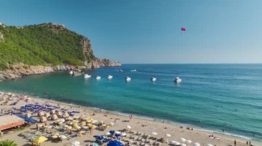 Yazın donanmasına bakın, mavi suları oyan yatları, zarafetleri ve güçleri 4K ile yukarıdan çekiliyor..