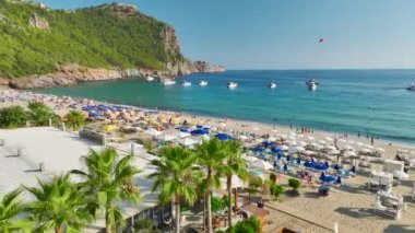 Sahil balesine tanık olun, yatlar ve dalgalar mükemmel bir uyum içinde, sahil boyunca zarif bir dans, 4K.