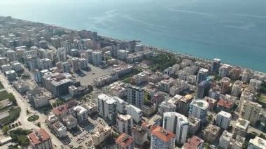 Küçük bir sahil kasabasında yeni mahallelerin filizlendiğini görmek, 4K 'da yukarıdan yakalanan bir yaşam ve büyüme işareti..