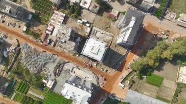 Deniz kıyısında inşa edilen hayalleri izleyin, büyüleyici bir sahil kasabasında inşaat halindeki evler, hepsi açık 4K 'da..