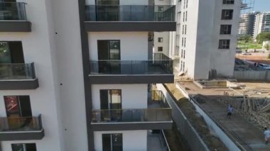 Kıyı evleri yükseldikçe şekillenen rüyaların çerçevesine bakın, 4K 'daki büyüme ve arzunun bir göstergesi..