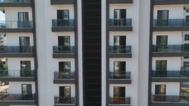 İnşaat projeleri kıyı manzaralarını değiştirip, manzarayı canlı 4K olarak yeniden şekillendirirken, kasabaların yeni yüzüne tanık olun..