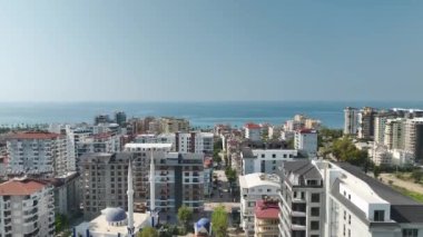 Çivi ve hayallerin bir araya geldiğini görmek, sahil boyunca evler inşa etmek, her çekiç darbesinin 4K 'da bir adım daha yakın olduğu yer..