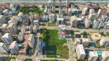 Deniz kıyısında yaşayanların şekillenişini, güneşin altında güneşlenen yeni evleri, 4K 'da ele geçirilen kıyı yaşamının vaatlerini izleyin..