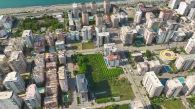 Kasabanın ufku yeni evler ile genişlerken Akdeniz 'deki büyümeyi keşfedin. Değişim 4K' da canlı ve berrak olacak..