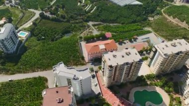 Küçük bir kasabadaki su boyunca hayallerin kuruluşunu izleyin. İnşaat alanları hareketli, hepsi 4K 'da güzelce gösteriliyor..