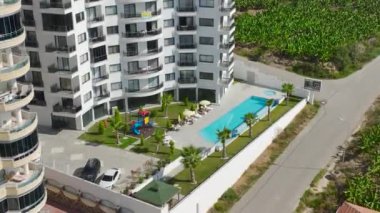 Geleceğin temellerine hayret, küçük bir sahil kasabasında evler yükseliyor, her bir evre 4K 'da yakalanıyor..