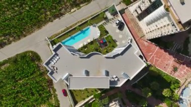 Akdeniz kıyısında yeni evlerin yükseldiği bir sahil kasabasının üzerinden uç, 4K 'daki büyümeyi ve güzelliği yakala..