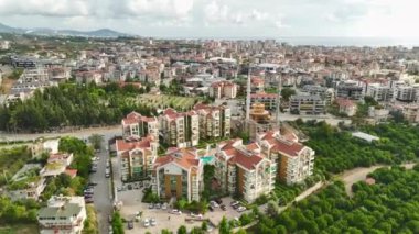 Lüks bir konut kompleksinin üzerinden uçmak, kalbinde parlak bir havuz göstermek, çarpıcı bir 4K detayı yakalamak..