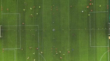 Kapalı bir futbol sahasına dalıyoruz, maçın son sürat devam ettiği, goller bekleniyor, güzel bir şekilde 4K ile çekiliyor..