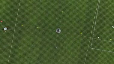 Görgü tanıkları kapalı futbol maçlarında strateji ve becerilerin iç sahada parladığı yerde, hepsi de göz kamaştırıcı 4K ile gösteriliyor..