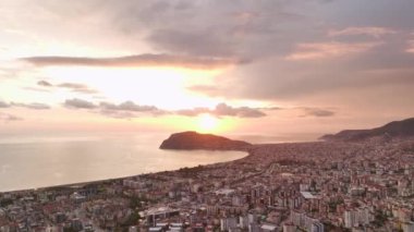 Alacakaranlıkta bir Türk şehrinin ufku, pembe bulutların gökyüzüne kadar yayıldığı yer..