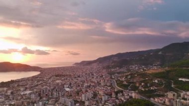 Bir Türk şehrinin altın saatinde, gök usulca pembe bulutlarla bezenmiş..