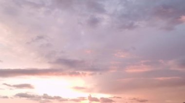 Akşam gökyüzü, gün batımında bir Türk kentinin siluetinin üzerinde pembeleşiyor..