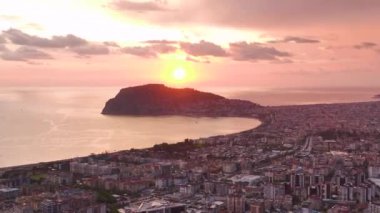 Şok edici 4K görüntüleri, Türk şehrinin üzerinde sakin günbatımını, pembe gökyüzünü yakalıyor.