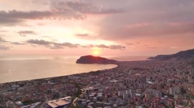 Gökyüzünün altındaki bir Türk şehrinin alacakaranlıkta pembeleşen görüntüsünü tecrübe edin..