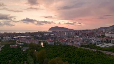 4K 'da, Türk manzarası üzerinde pembe bulutların yer aldığı sakin bir akşam inişi kaydedildi.