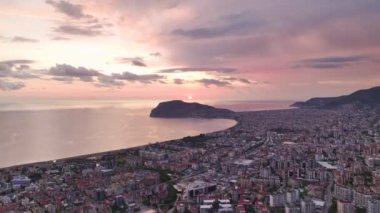 Hava görüntüleri, gün batımının çarpıcı pembe renkleriyle dolu bir Türk şehrini gözler önüne seriyor.