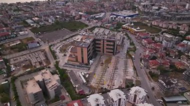 Hindi gökyüzünün görkemli manzarası çarpıcı pembe bir günbatımıyla aydınlanıyor..