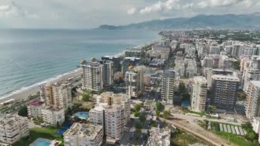 El değmemiş Akdeniz kıyısı boyunca kurulmuş müsrif bir konut kompleksinin yukarıdan görünüşü.