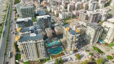 Huzurlu bir yerleşim bölgesinin havadan ele geçirilmesi nefes kesici kıyı manzarası sunuyor..