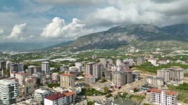 Akdeniz üzerindeki muhteşem manzaralı çarpıcı evlerin havadan görünüşü.