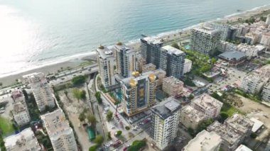 Deniz kenarındaki lüks bir yerleşim bölgesinde lüks bir sahil kesimine kısa bir bakış..